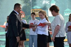 В День России учащиеся 7 «А» класса Центра образования №2 приняли участие в патриотической акции «Мы — граждане России»