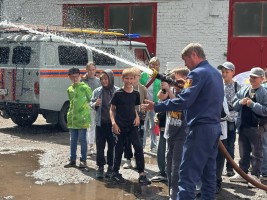 В гости к спасателям Экскурсия в пожарную часть стала одним из самых ярких событий в лагере "Радуга"